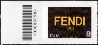 Eccellenze del sistema produttivo e del Made in Italy :  Fendi - centenario della fondazione - francobollo con codice a barre n° 2582  a  SINISTRA  in  alto