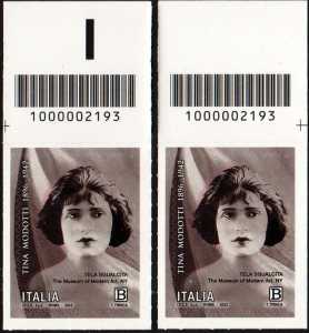 Tina Modotti - 80° Anniversario della scomparsa - coppia di francobolli con codice a barre n° 2193 IN  ALTO  destra-sinistra