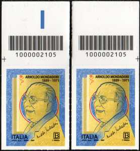 Arnoldo Mondadori - Cinquantenario della scomparsa - coppia di francobolli con codice a barre n° 2105 in ALTO destra-sinistra